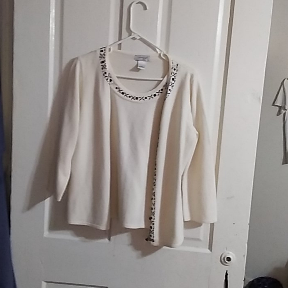 Little white sweater with black designs